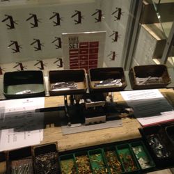 Grand Magasin Victorinox - Genève - Build your own knife!