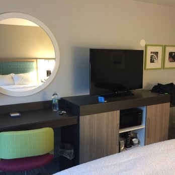 Hampton Inn Norwich - View of tv, microwave, fridge, coffee maker and desk - Hotels Near Me - Norwich, Connecticut Hampton Inn Norwich - View of tv, microwave, fridge, coffee maker and desk - Hotels Near Me - Norwich, Connecticut