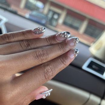 V Nails & Spa - Chrome nails - Nail Technicians Near Me - Philadelphia, Pennsylvania