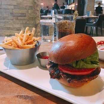 Earls Kitchen + Bar - Canadian (New) Near Me - Mississauga, Ontario