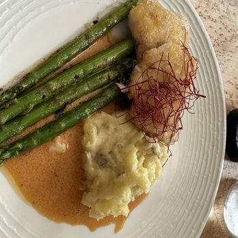 Tracey's - Potato chip whitefish with Yukon gold potatoes and asparagus - New American Near Me - Munising, Michigan