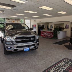 Crest Auto World - Crest Chrysler Dodge Jeep Ram Fiat Showroom