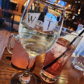 Wood n Tap - ows a glass of water and a glass of ice - Bars Near Me - Hamden, Connecticut Wood n Tap - ows a glass of water and a glass of ice - Bars Near Me - Hamden, Connecticut