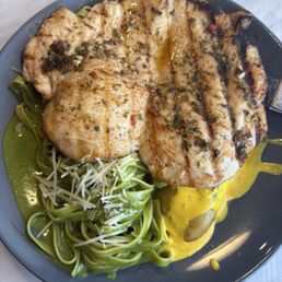 107. Tallarines Verdes Con Pechuga a La Parrilla 107. Tallarines Verdes Con Pechuga a La Parrilla