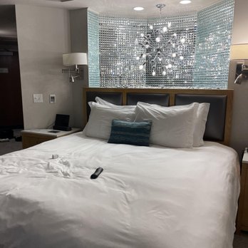 Inn at the 5th Eugene - room decor - Hotels Near Me - Eugene, Oregon