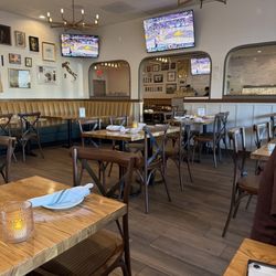 De Lucia's Italian Restaurant - Dining room