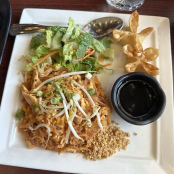 Sawaddee Thai Restaurant  - Lunch special chicken pad Thai - Thai Near Me - Las Vegas, Nevada
