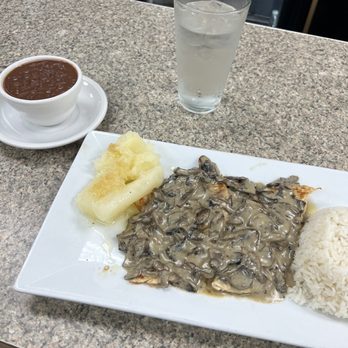 Cachita Restaurant - Pollo en Salsa de Championes - Cuban Near Me - Miami Beach, Florida