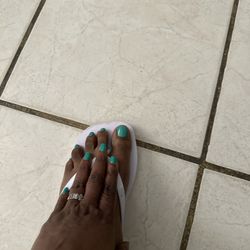 Hollywood Nails - Regular polish on the feet. Gel on the hands.
