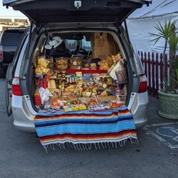 Mariscos Puerto Vallarta - Una minivan que vende dulces, juguetes y baratijas afuera.