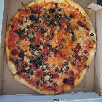Broadway NY Style Pizza - Pizza with pepperoni mushrooms and black olives - Pizza Near Me - Niagara Falls, New York