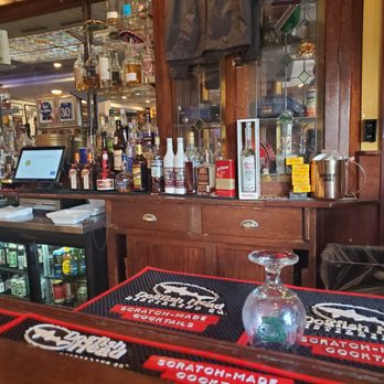 Cloverleaf Tavern - Bar setting - Pubs Near Me - Caldwell, New Jersey Cloverleaf Tavern - Bar setting - Pubs Near Me - Caldwell, New Jersey