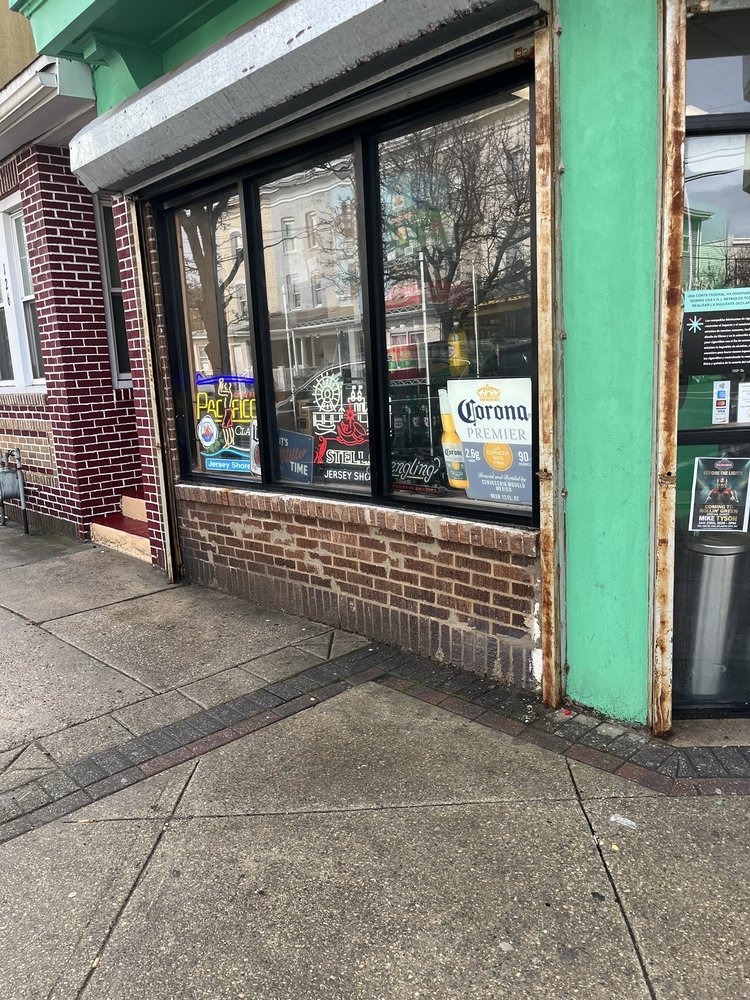 Fairmount Liquor Store Logo