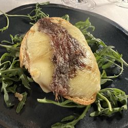 Kissu - CROSTINO CON ALICI DEL CANTABRICO - Toasted slice of bread with mozzarella and Cantabric sea anchovies