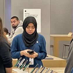 Apple Queens Center - The sale person who lack of knowledge