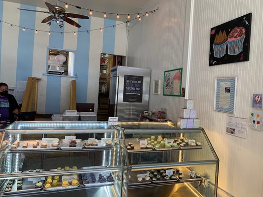 James & the Giant Cupcake by null