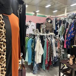 Emporium 40E - Unique booth that looks like a little boutique