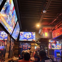 Oliver's Bar & Grill - Plenty of TVs to watch sports games