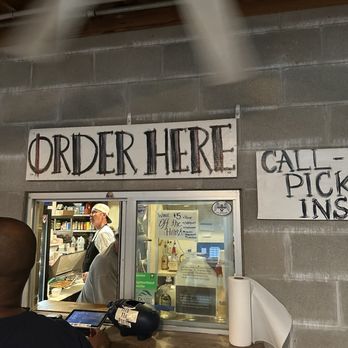 Moe's Original BBQ - Order window - Barbeque Near Me - Destin, Florida Moe's Original BBQ - Order window - Barbeque Near Me - Destin, Florida