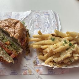 VEGGIE BURGER w/avocado GARLIC FRIES VEGGIE BURGER w/avocado GARLIC FRIES