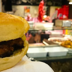 Werner´s Metzgerei - Frikadellenbrötchen vor Theke