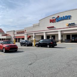 Outside parking lot. Lots of stores in the small plaza to shop at as well. Outside parking lot. Lots of stores in the small plaza to shop at as well.