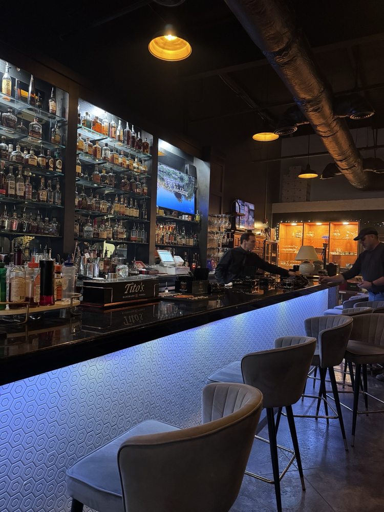 Signature Bar & Cigar Lounge Logo