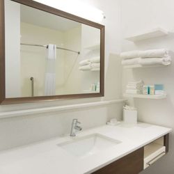 Hampton Inn & Suites Stillwater West - Guest room bath