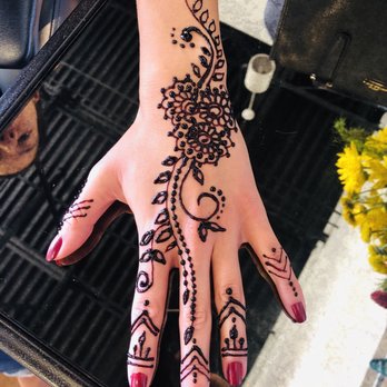Bella Threading Studio - Reddish brown henna ink. Sets in dark, dries fast and peels off easily. So pretty! - Henna Artists Near Me - Oxnard, California