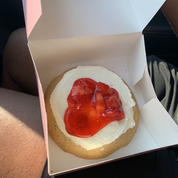 Crumbl - California - Strawberry shortcake - Bakeries Near Me - California, Maryland