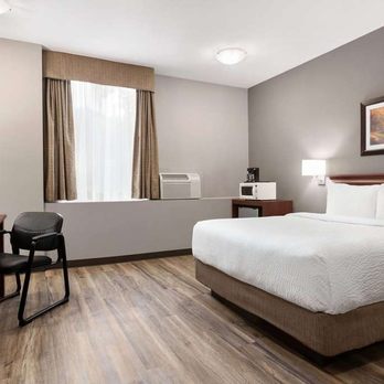 Days Inn - Guest room - Hotels Near Me - Hamilton, Ontario Days Inn - Guest room - Hotels Near Me - Hamilton, Ontario