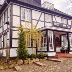 Italia Restaurant und Hotel - Das Hotel-Gebäude nahe am Teich