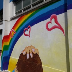海壩街官立小學 - 海壩街官立小學的外牆，是學生們的壁畫作品