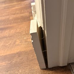 Snug Harbor Inn Cottages and Marina - Baseboard by bathroom door