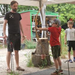 Jäger & Sammler - Einweisung in das intuitive Bogenschiessen durch ein der Trainer.