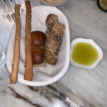 Le Jardinier - Complimentary bread basket with amazing olive oil - French Near Me - Houston, Texas Le Jardinier - Complimentary bread basket with amazing olive oil - French Near Me - Houston, Texas