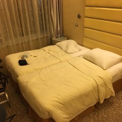 香港麗悅酒店 - The unreasonably small beds. Who would sleep that close to anyone that isn't a significant other??