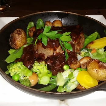 Le Petit Pontoise - Beef fillet with red wine sauce - Bistros Near Me - Paris, 75 Le Petit Pontoise - Beef fillet with red wine sauce - Bistros Near Me - Paris, 75