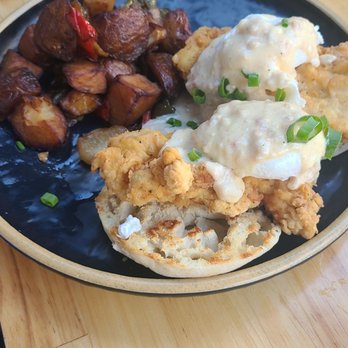 Down the Hatch Maui - Southern chicken Benedict - Seafood Near Me - Lahaina, Hawaii