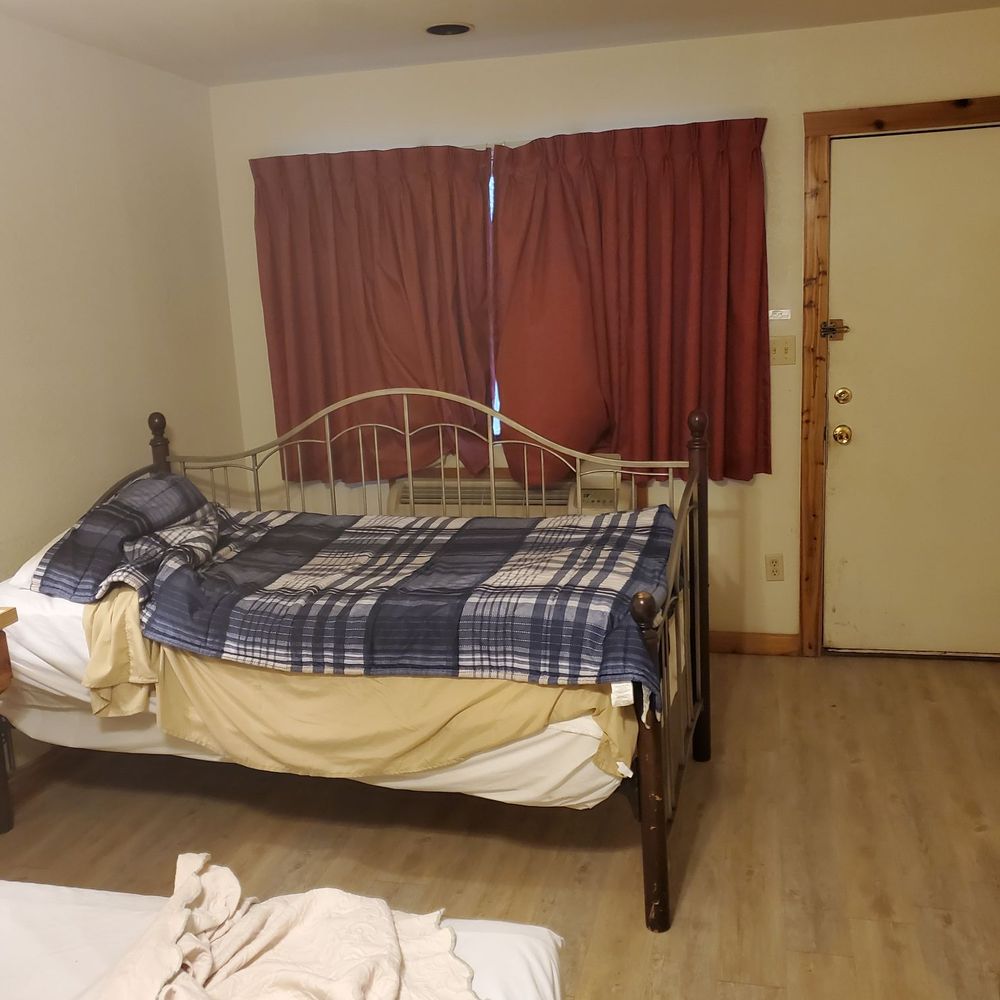 Sorrells Inn - Third bed blocked the A/C. - Hotels Near Me Sorrells Inn - Third bed blocked the A/C. - Hotels Near Me