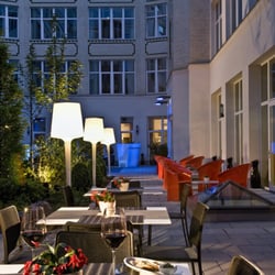 Adina Hotel Berlin Checkpoint Charlie - Terrasse im Innenhof