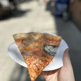 ビッシュ　PIZZA THE BEST The best pizza in Chicago might not be deep dish