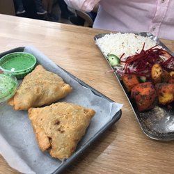 Deli Tadka - Chicken Tikka mit Samosa