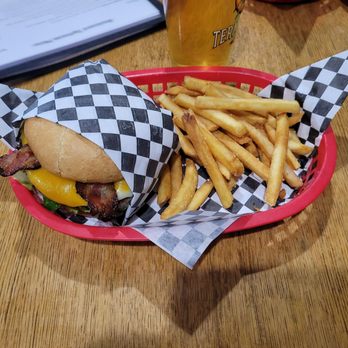 Boulevard Taphouse - Boulevard Surpreme Burger was excellent. - Beer Bar Near Me - Portland, Oregon