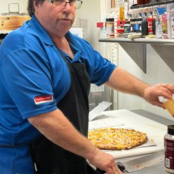 Oliver's Pizzeria - A little wait but worth it