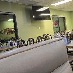 Popp's Place Family Restaurant - More of the dinning area.