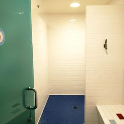 Clubsport - Huge and clean, with shampoo, conditioner and shower shop family locker room showers :)...