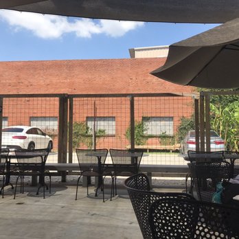 Leeland House - Back patio. - Breakfast & Brunch Near Me - Houston, Texas