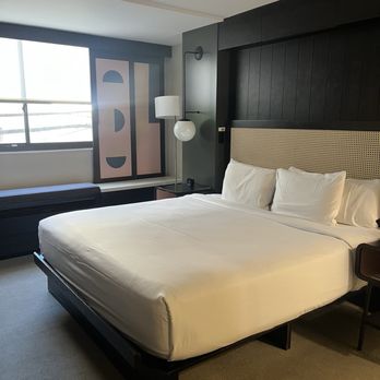 Hotel Renew - Very spacious room - Hotels Near Me - Honolulu, Hawaii