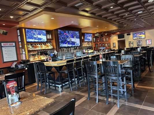 BJ’S RESTAURANT & BREWHOUSE, Huntington Beach, California - 200 Main St